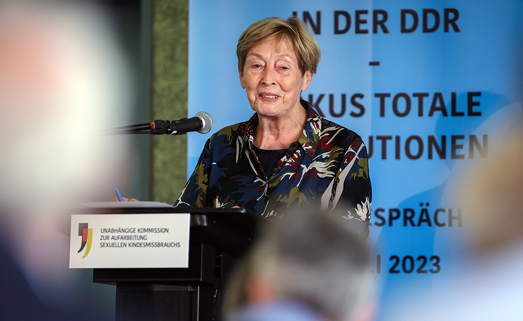 Christine Bergmann hinter Rednerpult beim Fachgespräch Magdeburg