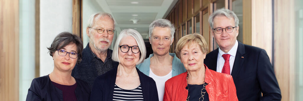 Aufarbeitungskommission, von links nach rechts: Julia Gebrande, Heiner Keupp, Barbara Kavemann, Silke Gahleitner, Christine Bergmann, Matthias Katsch