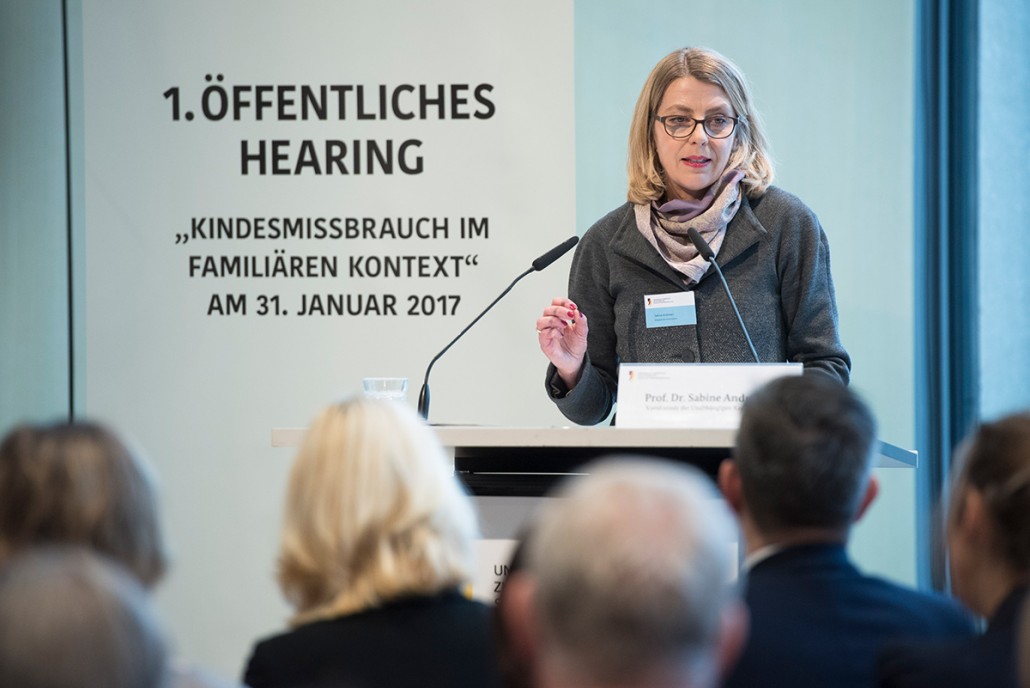 Kommissionsvorsitzende Sabine Andresen spricht beim 1. Öffentlichen Hearing der Kommission.