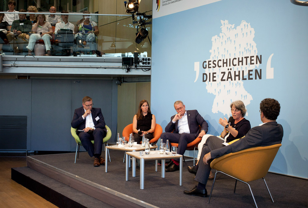 von links nach rechts im Bild: Wolfgang Beck, Lilith Becker, Matthias Katsch und Kerstin Claus im Gespräch mit Kommissionsmitglied Peer Briken