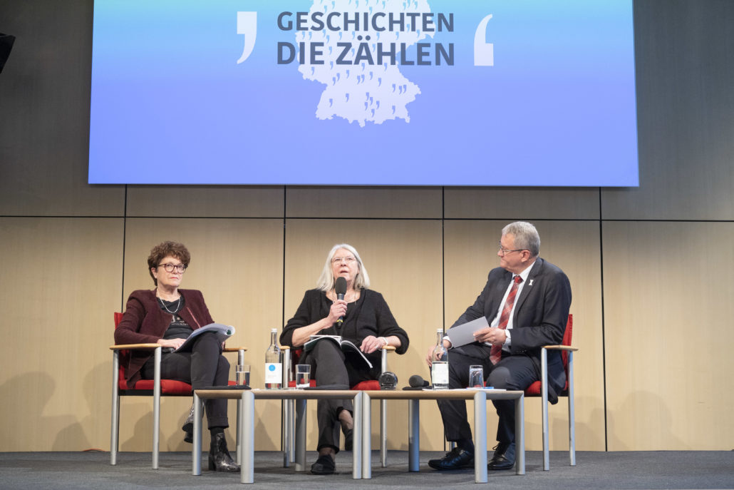 Claudia Burgsmüller, Brigitte Tilmann und Matthias Katsch diskutieren auf dem Podium bei der Tagung.
