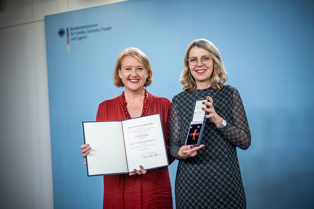 Bundesfamilienministerin Lisa Paus, Prof. Dr. Sabine Andresen bei Übergabe Bundesverdienstkreuz