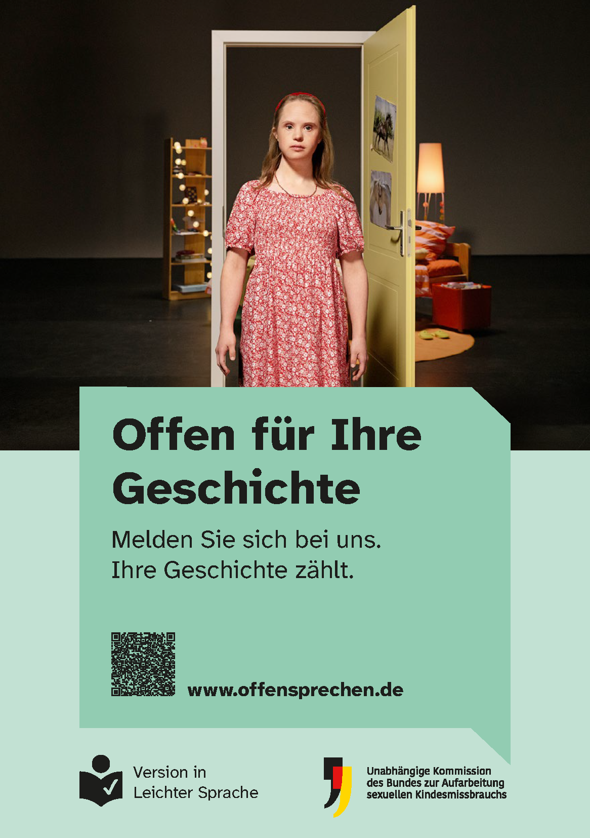 Cover des Flyers in Leichter Sprache der Unabhängigen Kommission des Bundes zur Aufarbeitung sexuellen Kindesmissbrauchs. Zu sehen oben ein Foto einer jungen blonden Frau mit Down-Syndrom in rotem Kleid. Darunter auf grünem Grund Text: "Offen für Ihre Geschichte. Melden Sie sich bei uns. Ihre Geschichte zählt."