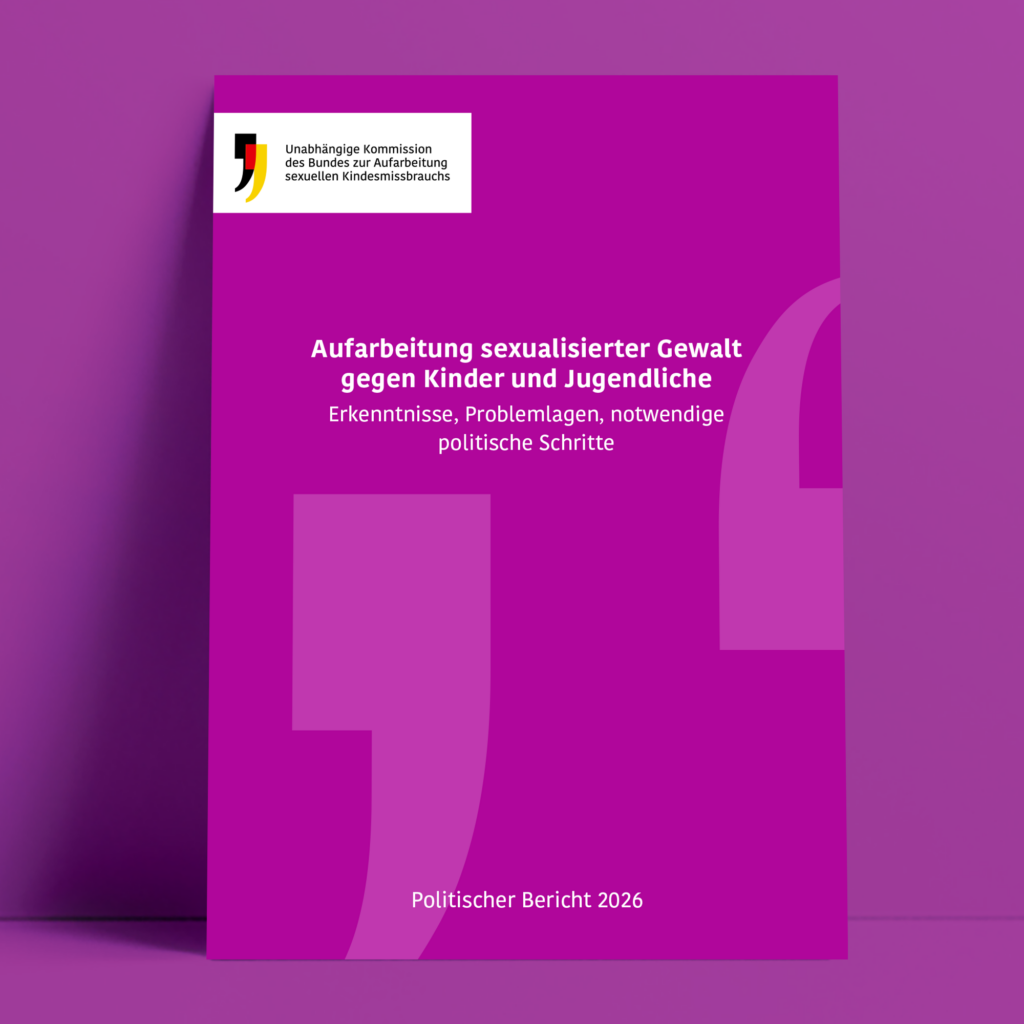 Cover des Politischen Berichts: Logo der Kommission, Anführungszeichen und Titel "Aufarbeitung sexualisierter Gewalt gegen Kinder und Jugendliche - Erkenntnisse, Problemlagen, notwendige politische Schritte" vor lila Hintergrund