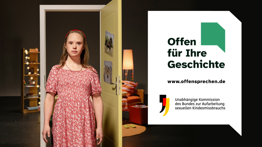 Motiv der Kampagne "Offen für deine Geschichte": Eine junge Frau mit Down-Syndrom steht im Zentrum des Fotos. Sie ist blond und hat ein rot-weiß geblümtes Kleid an. Im Hintergrund eine Theaterkulisse mit geöffneter Gelber Tür. Dahinter ist die Einrichtung eines Kinderzimmers zu erkennen. Rechts ein Textfeld: "Offen für Ihre Geschichte. www.offensprechen.de" sowie Logo der Aufarbeitungskommission