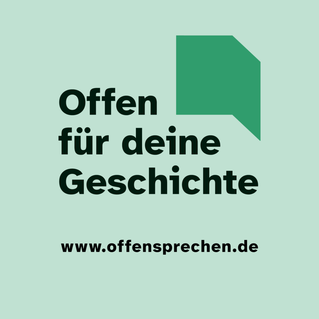 Motiv der Kampagne "Offen für deine Geschichte". Schrift auf grünem Hintergrund: "Offen für deine Geschichte. www.offensprechen.de" Daneben Tür-Logo