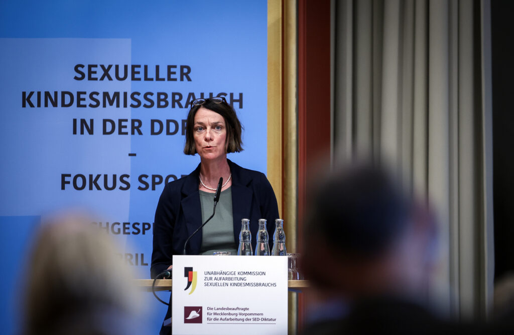 Bettina Rulofs hinter Rednerpult beim Fachgespräch "Sexueller Kindesmissbrauch in der DDR - Fokus Sport"
