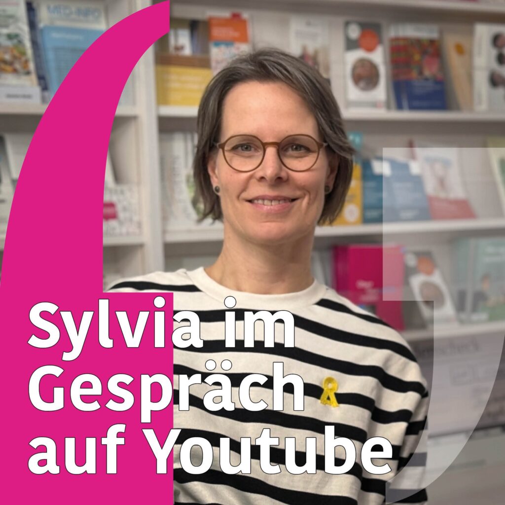 Foto einer ca. 35jährigen Frau mit ohrlangen Haaren und Brille, die in die Kamera lächelt. Sie hat einen gestreiften Pullover an. Darauf Grafik von Anführungszeichen und Text "Sylvia im Gespräch auf Youtube"