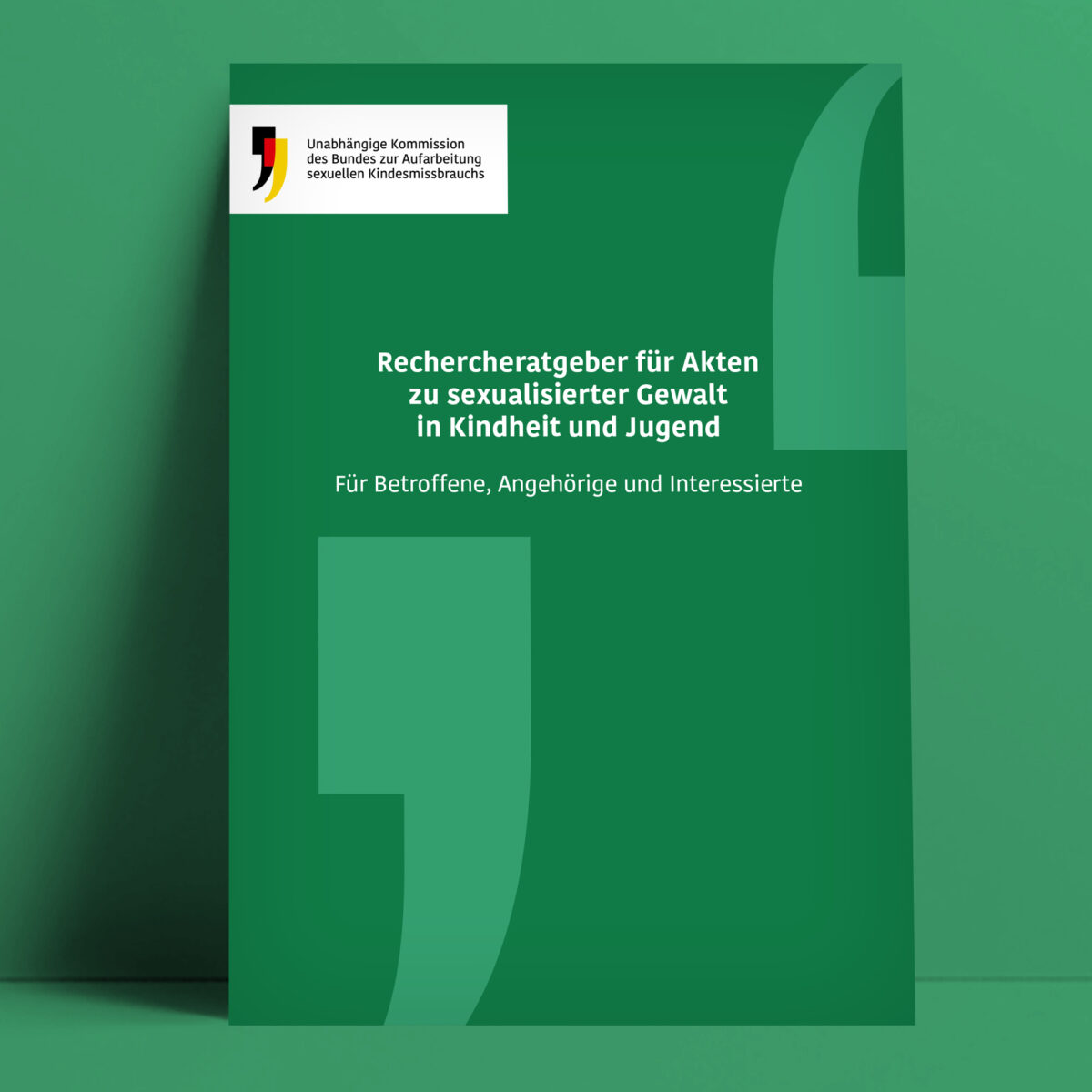 Auf grünem Hintergrund: Cover des "Rechercheratgeber für Akten zu sexualisierter Gewalt in Kindheit und Jugend"
