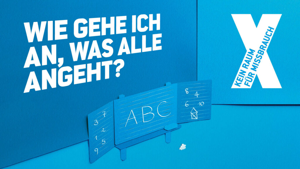 Kampagnenmotiv von UBSKM mit dem Slogan "Wie gehe ich an, was alle angeht?" und einer Schultafel und einem X mit dem Text "Kein Raum für Missbrauch"  